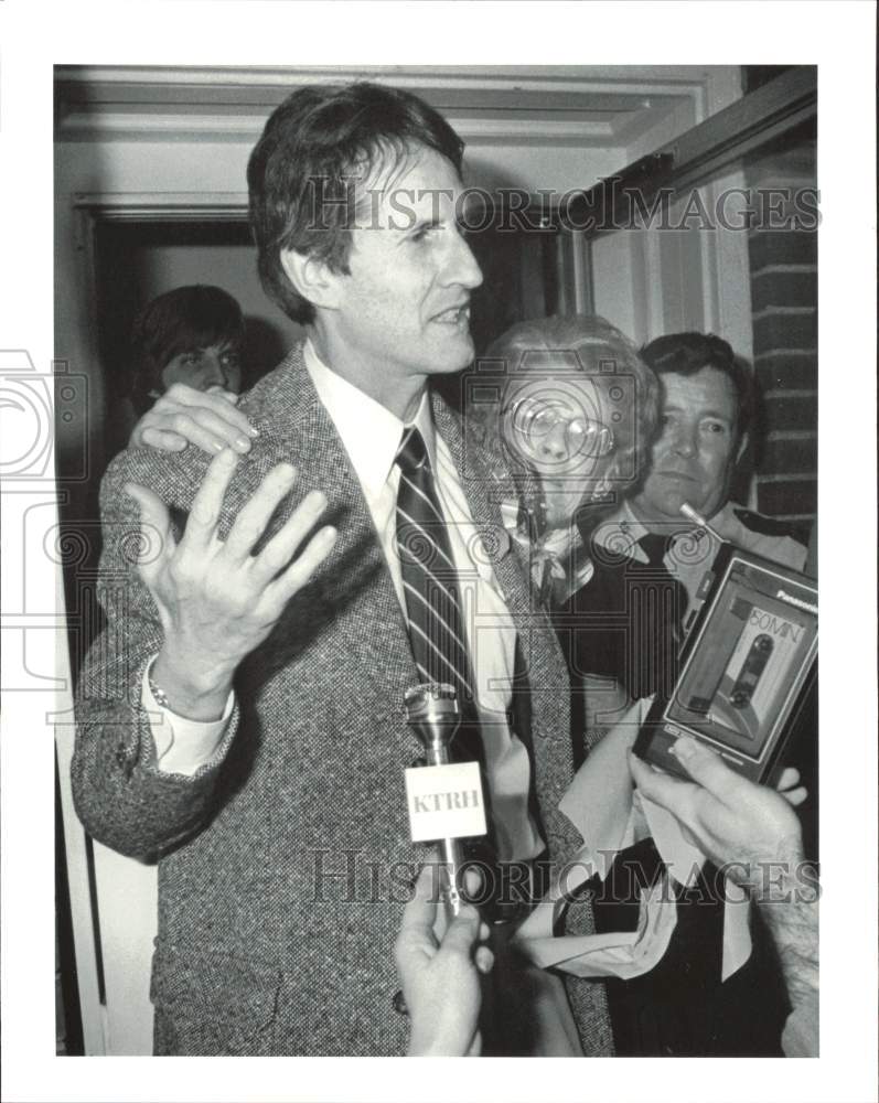 Press Photo William Royer, held in Iran, with friends at mother&#39;s Houston home.- Historic Images