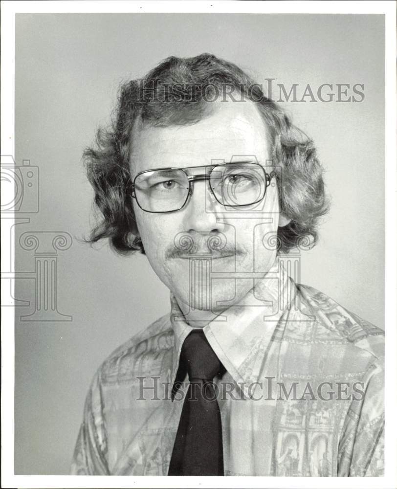 1976 Press Photo Ben Royal, Houston Post employee at Universal Desk. - hpa79607- Historic Images