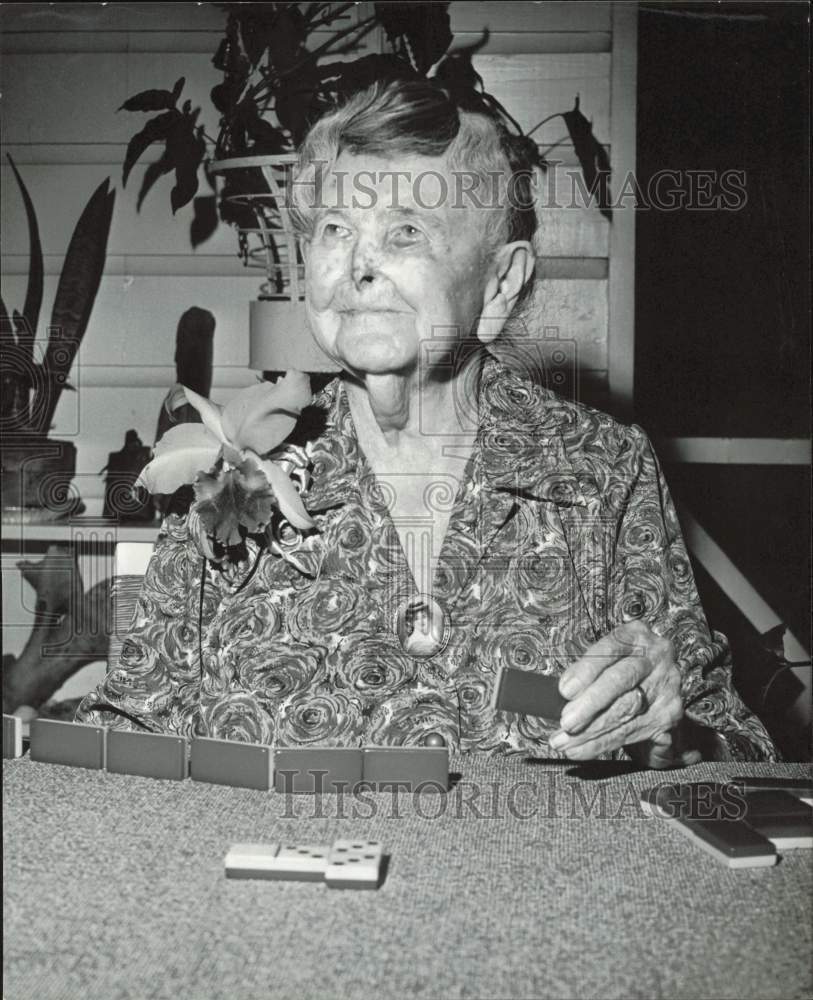 1960 Press Photo Mrs. W. D. Rowland celebrates 100th birthday with family member- Historic Images