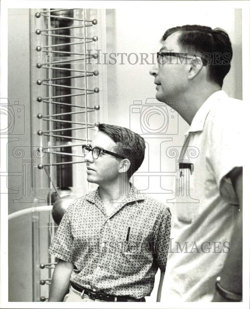 1960 Press Photo Jim Young, student, shown with UH professor Dr. H.K. Reynolds.- Historic Images