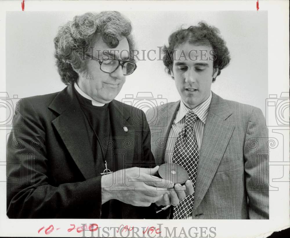 1977 Press Photo Greater Houston Clergy&#39;s Albert Walling, friend view snuffbox- Historic Images