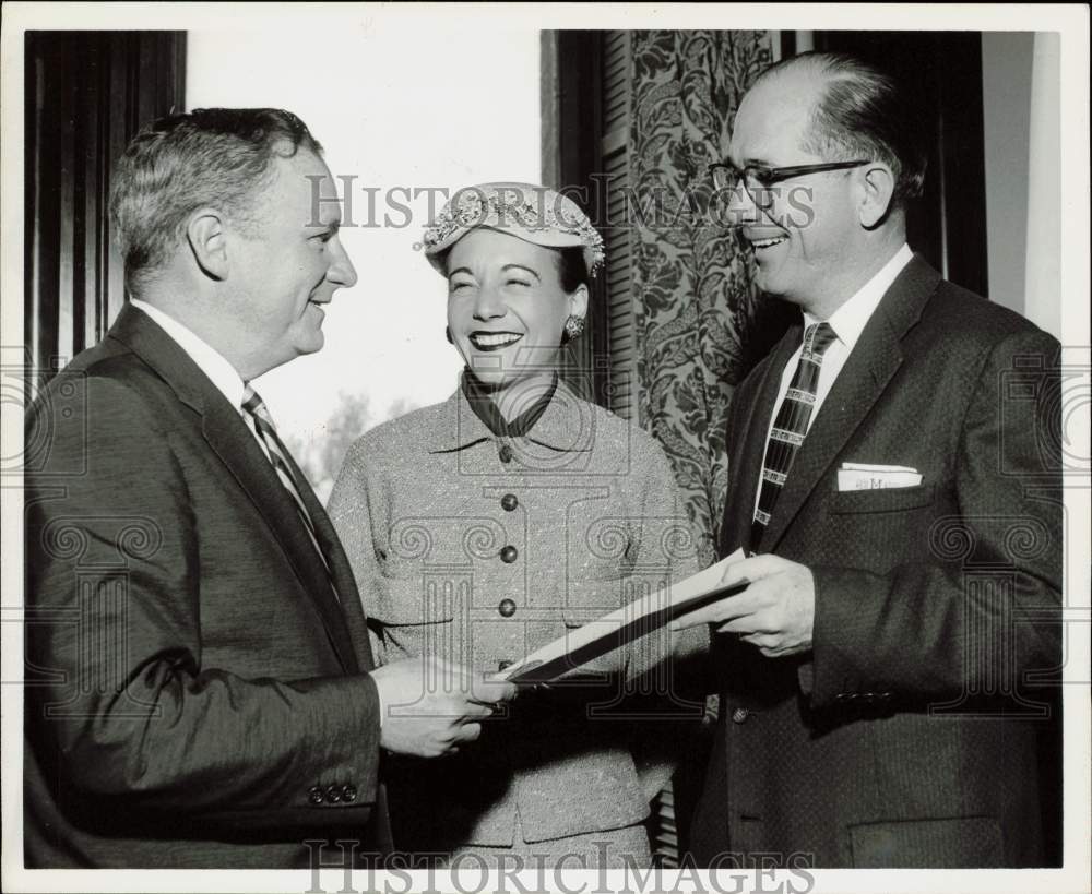 1957 Press Photo Mr. and Mrs. William Murray talk with Governor Price Daniel.- Historic Images