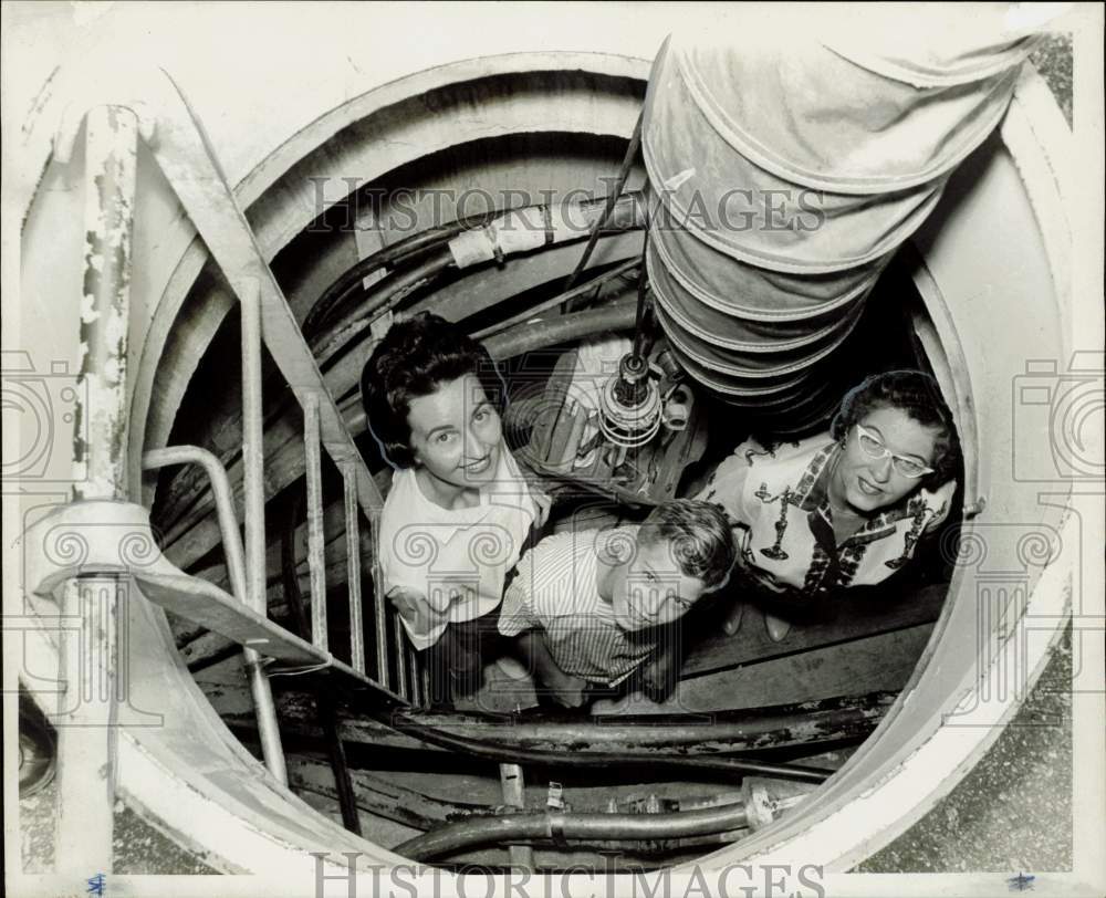 1965 Press Photo Claudia Nash, James and Mrs. Perrine look up from street hole.- Historic Images