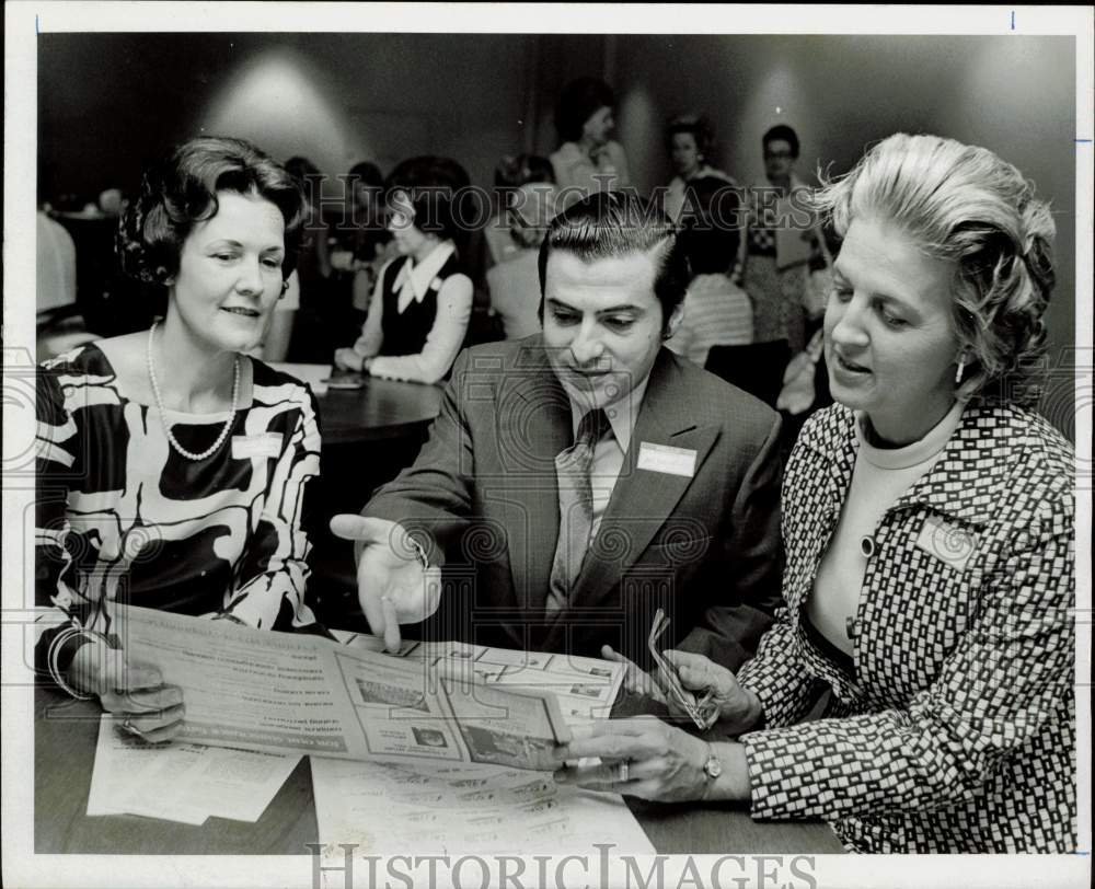 1973 Press Photo Mrs. Daniel Murphy with fellow Houston Symphony Society members- Historic Images