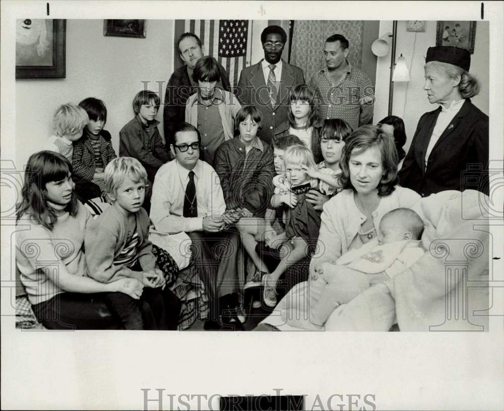 1975 Press Photo Rev. Ernest Murphy chats with American Rescue Mission friends- Historic Images