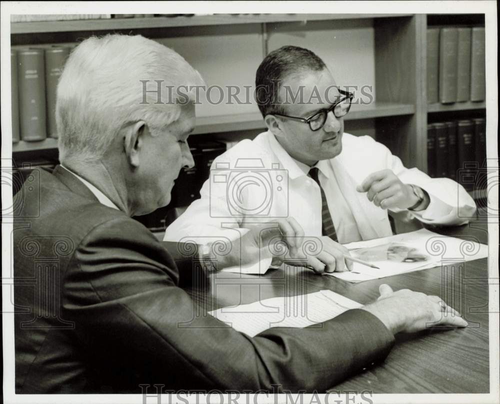 1966 Press Photo Dr. Fred Rapp, Baylor University research professor, in meeting- Historic Images