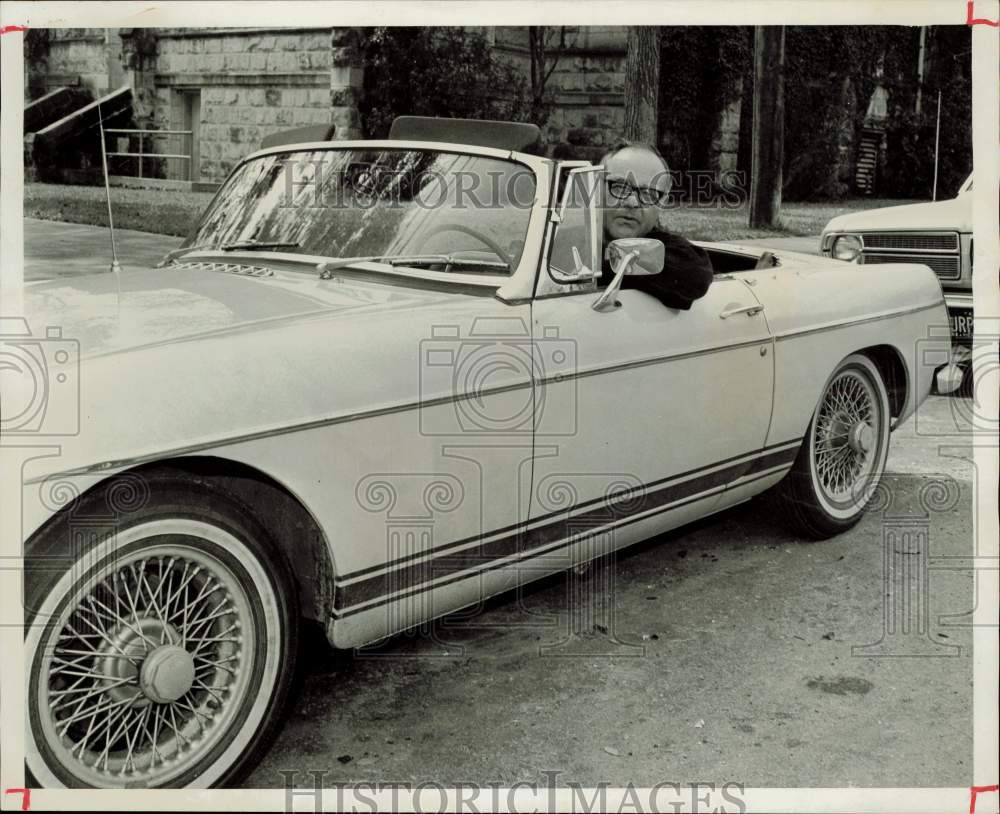 1969 Press Photo Reverend J.T. Raper, UT chaplain drives sports car in Austin.- Historic Images