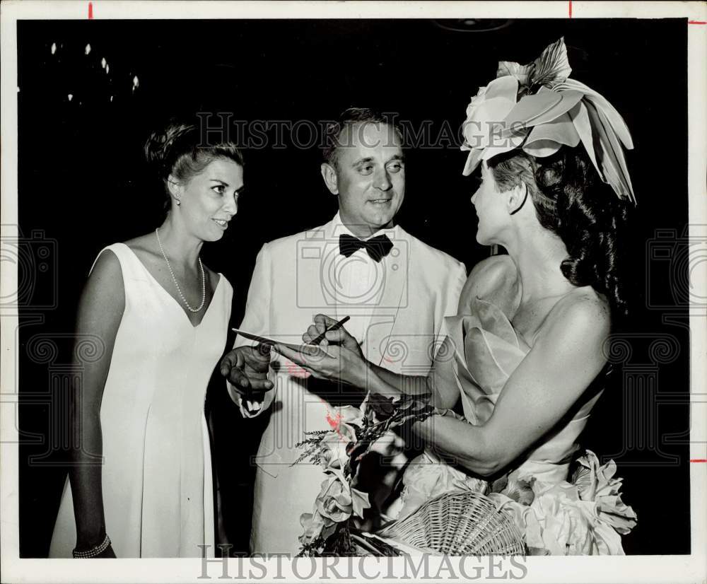 1968 Press Photo Mr. and Mrs. Whipple Newell talk with Mrs. James Rosborough, TX- Historic Images