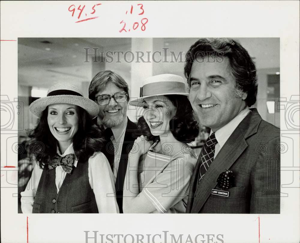 1978 Press Photo Neiman-Marcus executive Larry Schatzman poses with friends, TX- Historic Images