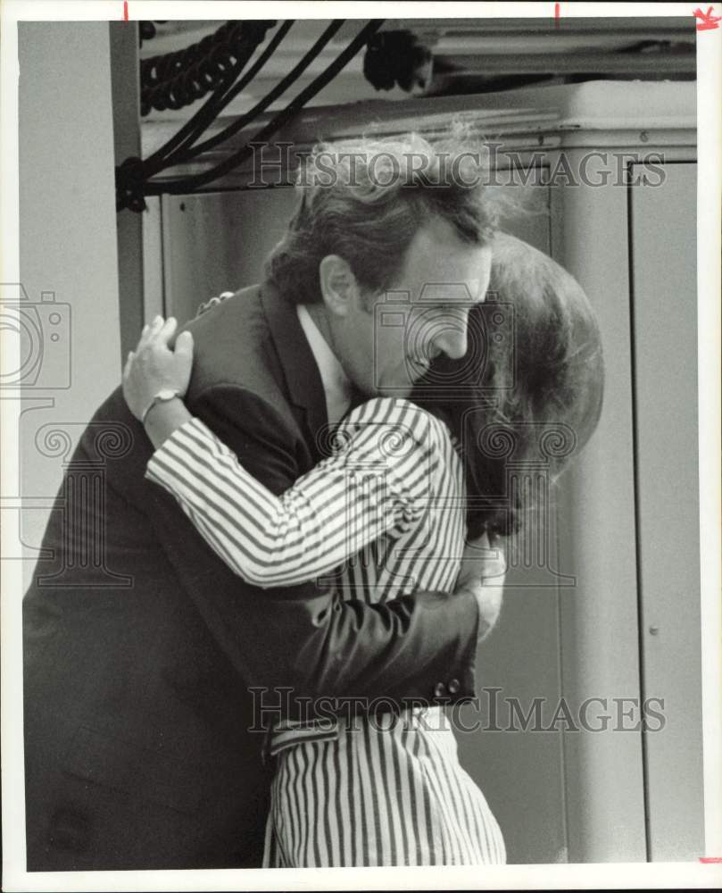 1972 Press Photo Senator Edmund Muskie greeted by supporter Sandy Leding in TX- Historic Images