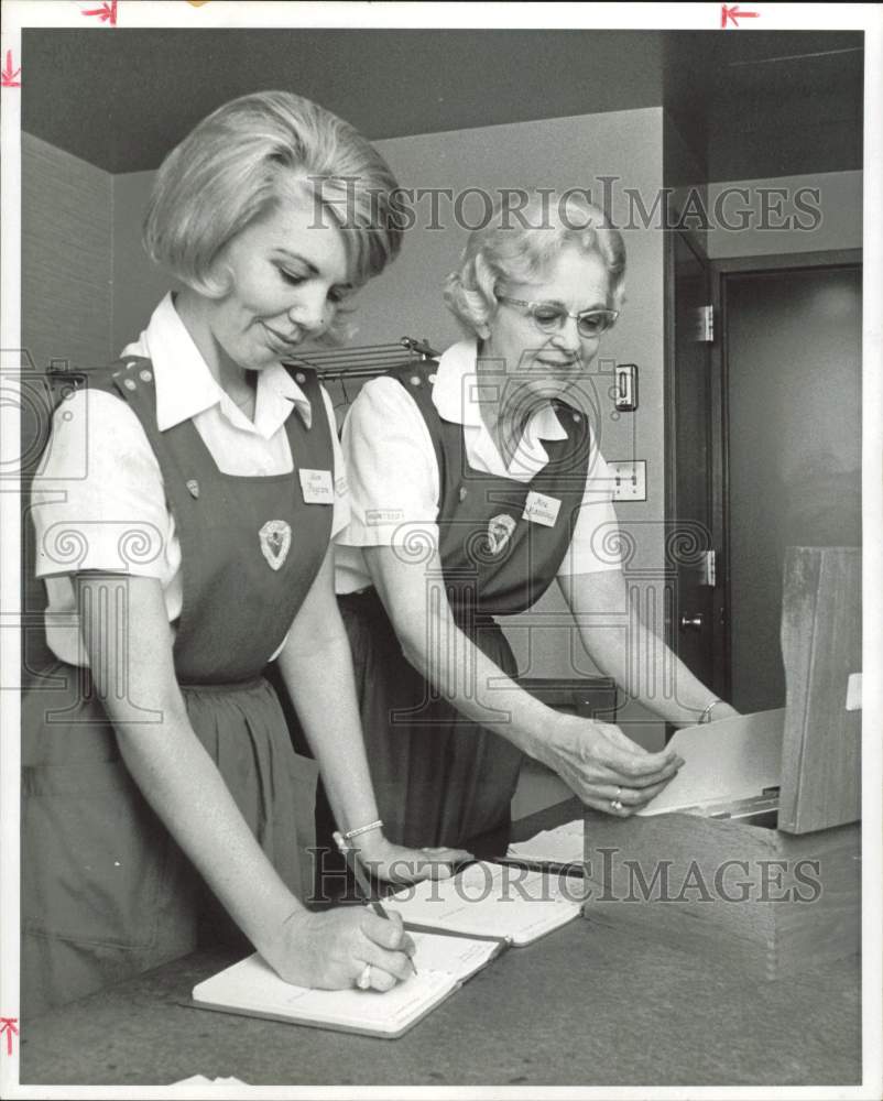 1965 Press Photo Mmes. K.G. Manning and R.Q. Pegram of St. Luke&#39;s Auxiliary, TX- Historic Images