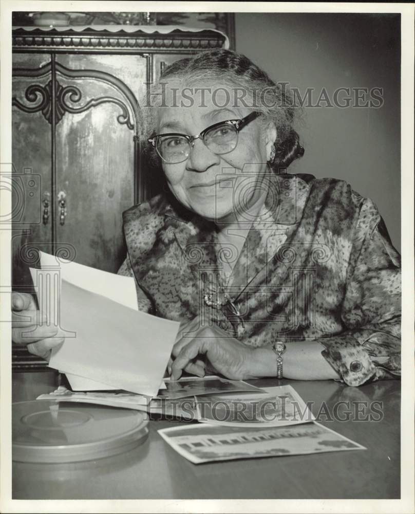 1963 Press Photo Ellie Walls, Houston school teacher, on return from Africa trip- Historic Images