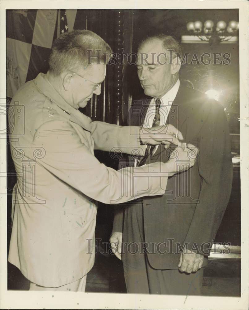 1946 Press Photo Governor Coke Stevenson receives award from General Hershey- Historic Images