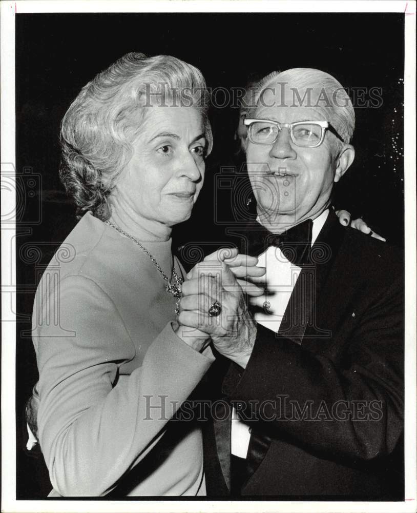 1973 Press Photo Representative and Mrs. Menton Murray dancing at Houston party- Historic Images