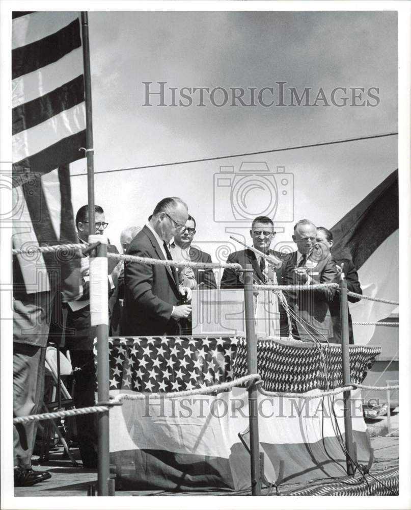 1960 Press Photo Fred A. Seaton, Interior Secretary, stands at event podium.- Historic Images