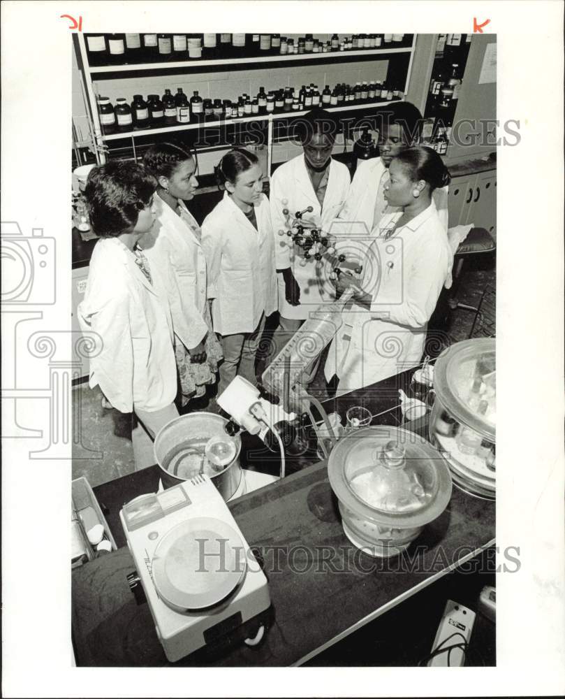 1979 Press Photo Dr. Doris Stewart explains chemical experiment to TSU students.- Historic Images