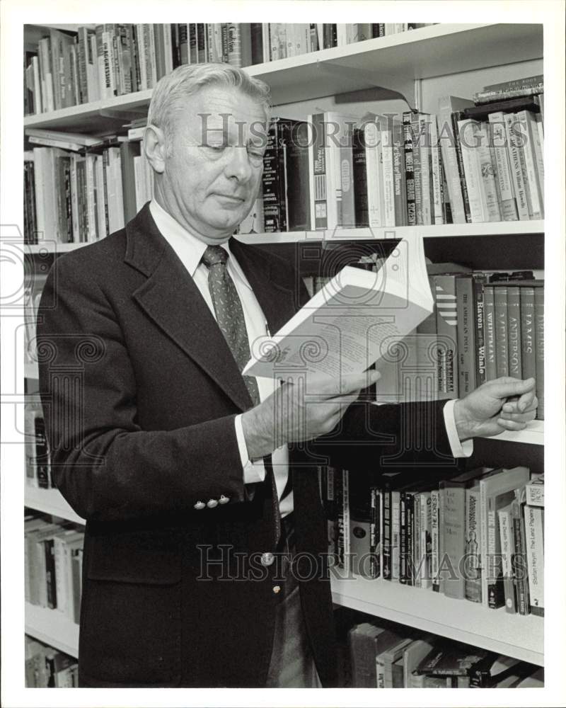 Press Photo Dr. David Stewart of Texas A&amp;M University, reading a book- Historic Images