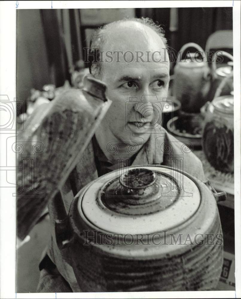 1972 Press Photo Charles Scott, Glenville State College art professor with pot.- Historic Images