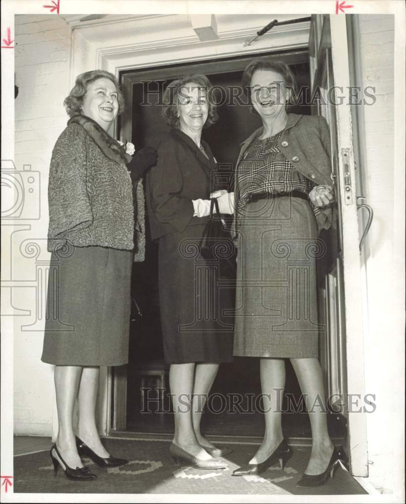 1964 Press Photo Mrs. James Nelson with other Pan American Round Table members- Historic Images