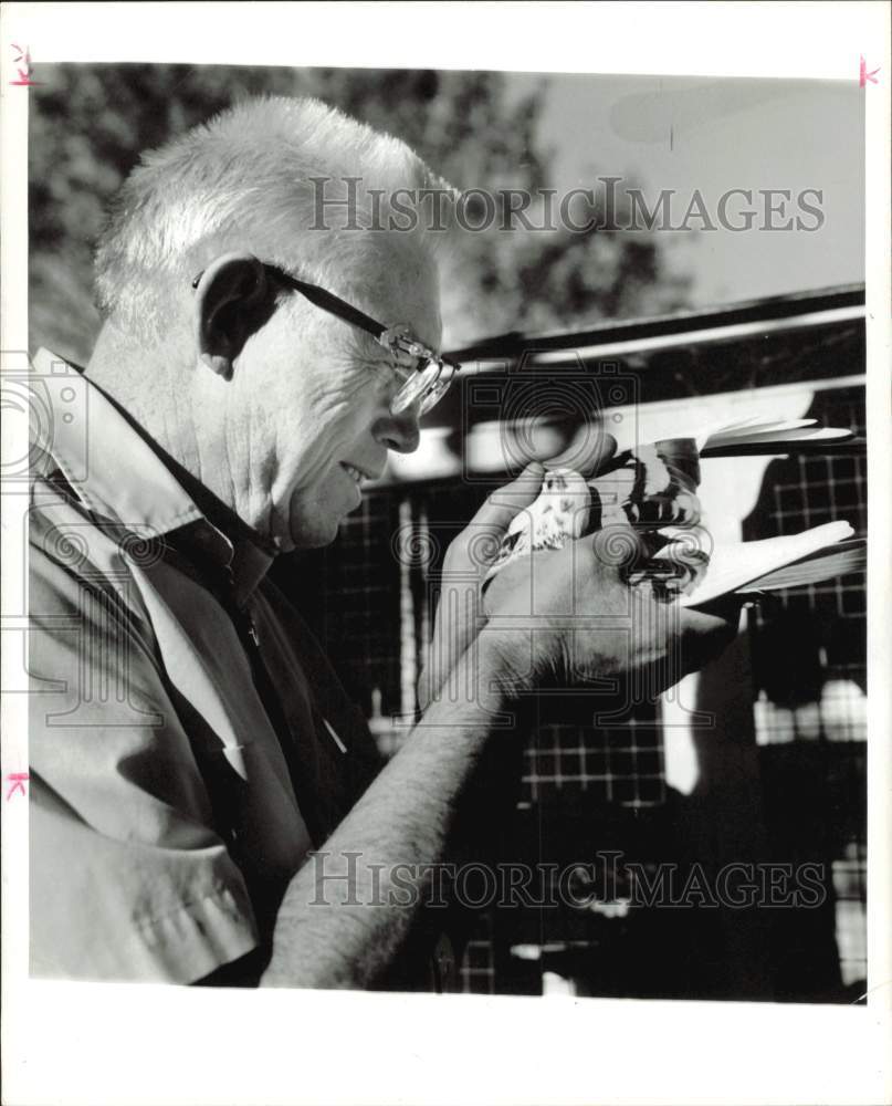 1973 Press Photo Jim Nelson, Baytown sporting good store owner, holds pigeon.- Historic Images