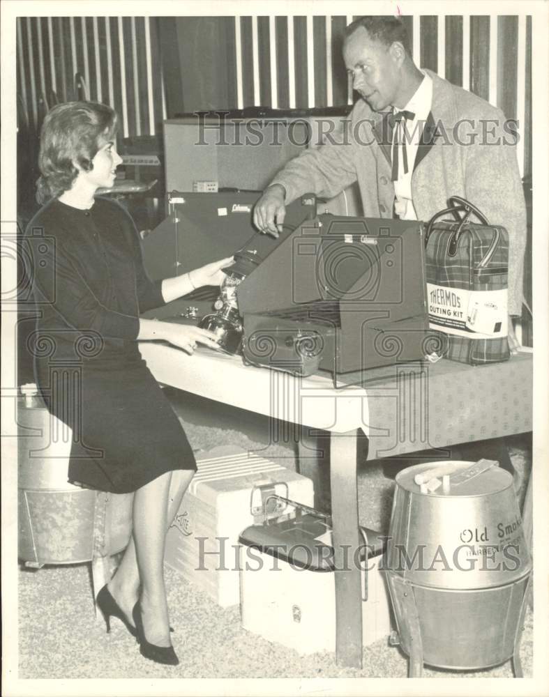 1961 Press Photo Jim Miller of McKaughan&#39;s store talks with Loretta Chase.- Historic Images