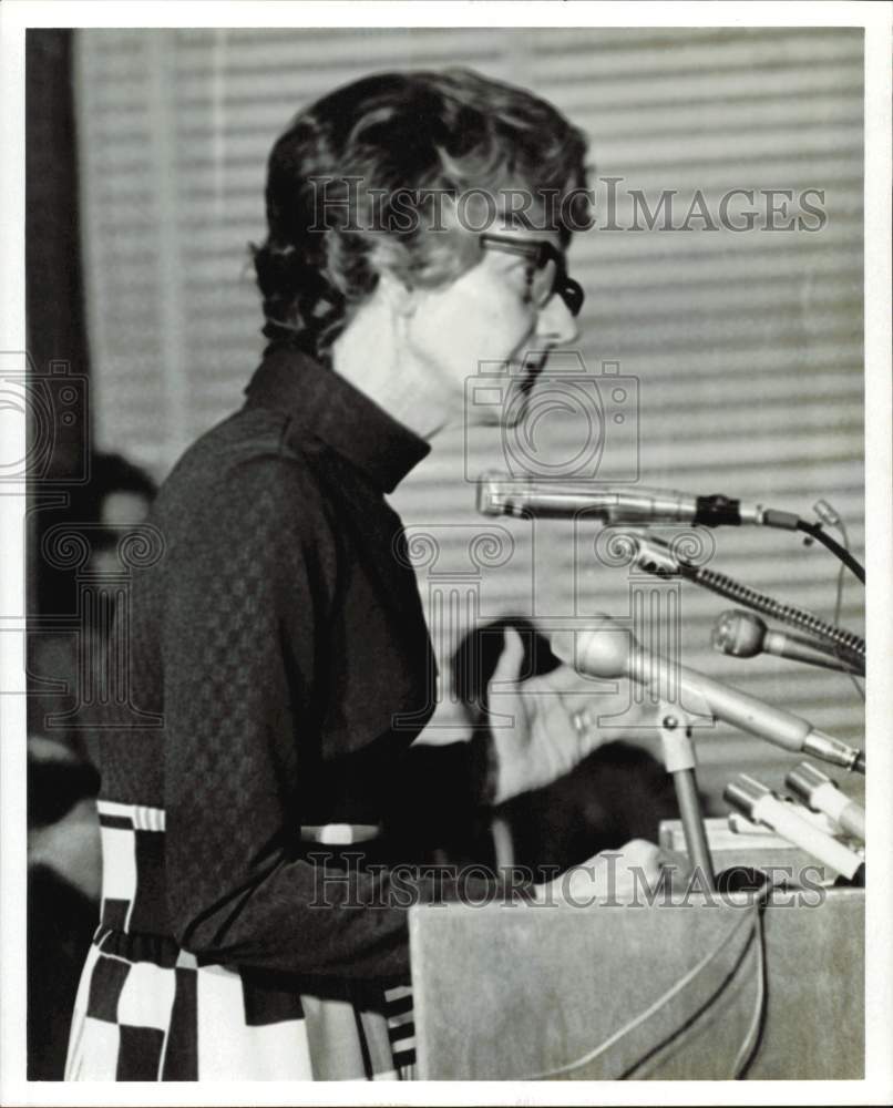 Press Photo Mrs. L.C. Storey at press conference - hpa80116- Historic Images