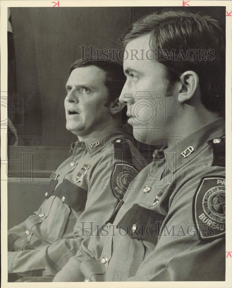 1971 Press Photo F.C. Miller in interview with fellow Houston policeman- Historic Images