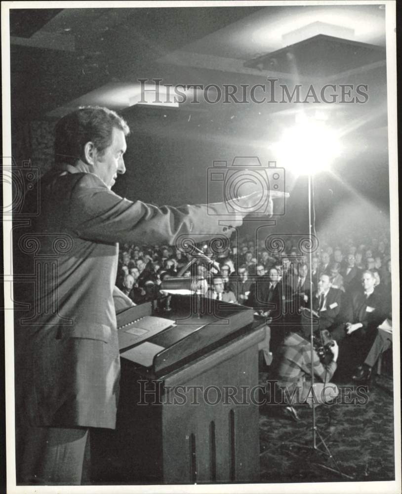 1969 Press Photo Senator Edmund Muskie points to audience while speaking.- Historic Images