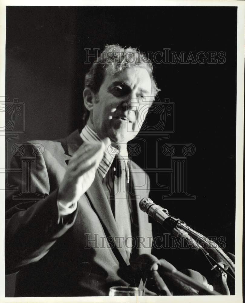 1971 Press Photo Senator Edmund Muskie gestures during speech in Houston.- Historic Images