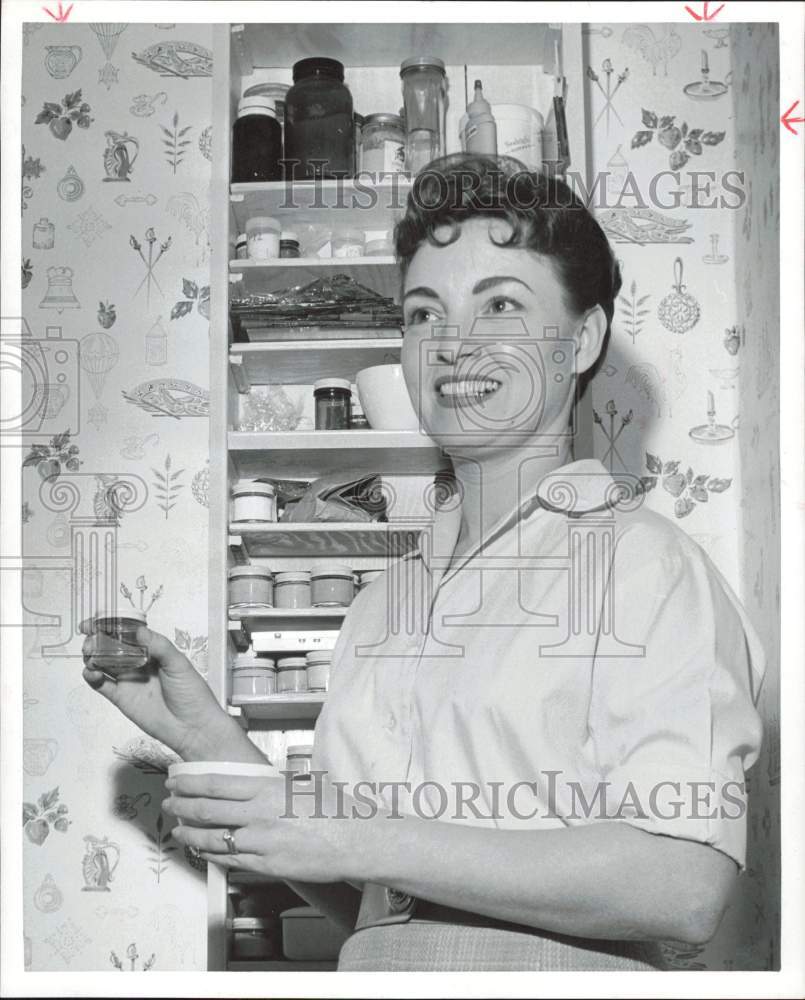 1961 Press Photo Mrs. Talmadge Rogers, wife of Houston dentist, shows spice jars- Historic Images