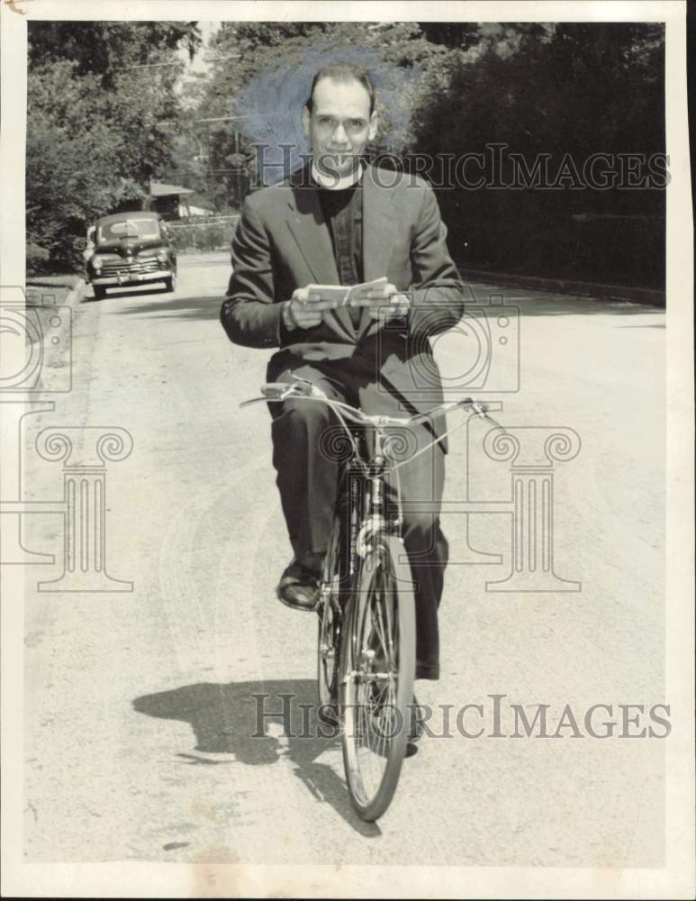 1956 Press Photo Reverend Ray Ryland of Beaumont, riding a bicycle in Beaumont- Historic Images