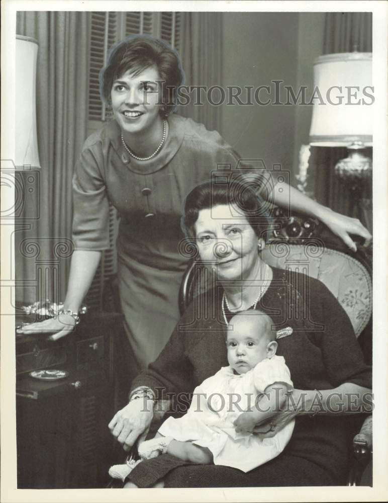 1963 Press Photo Mrs. R.J. Thornton poses with daughter and granddaughter.- Historic Images