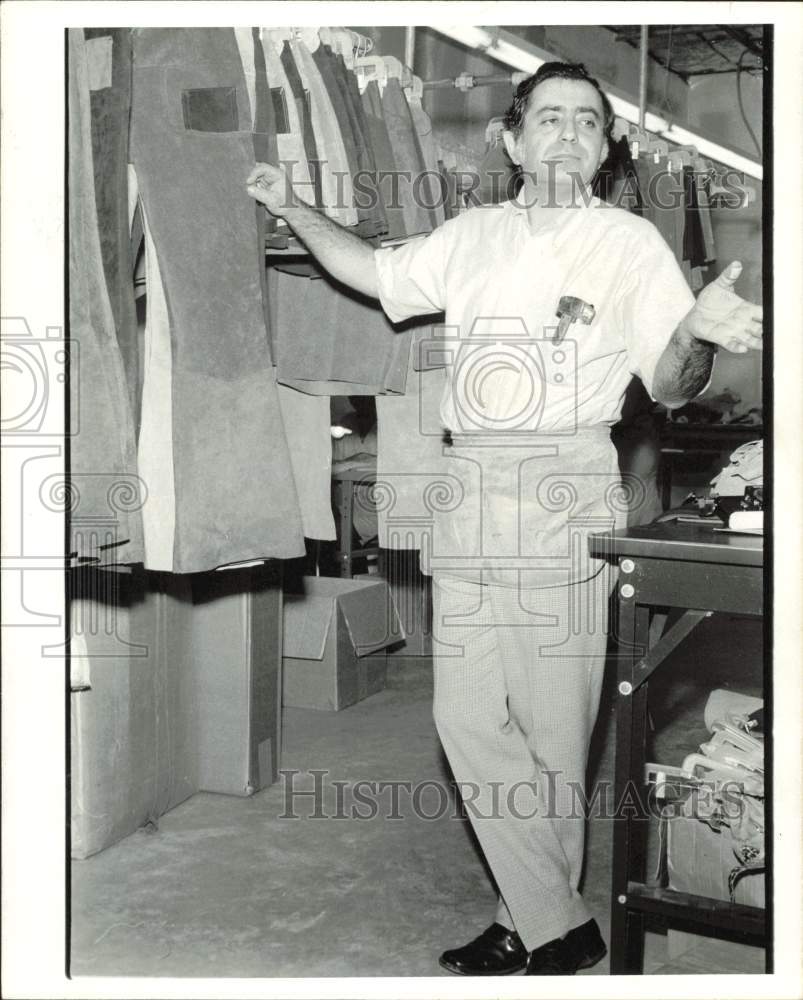 1971 Press Photo Morris Neskar discusses his line of leather clothes in Houston- Historic Images