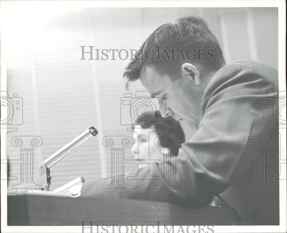 1958 Press Photo Joe Reynolds and Mrs. Dallas Dyer at school board meeting in TX- Historic Images