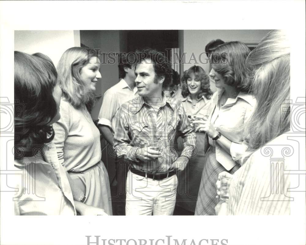 1979 Press Photo Jerry Rubin talks with Rice University students. - hpa80366- Historic Images