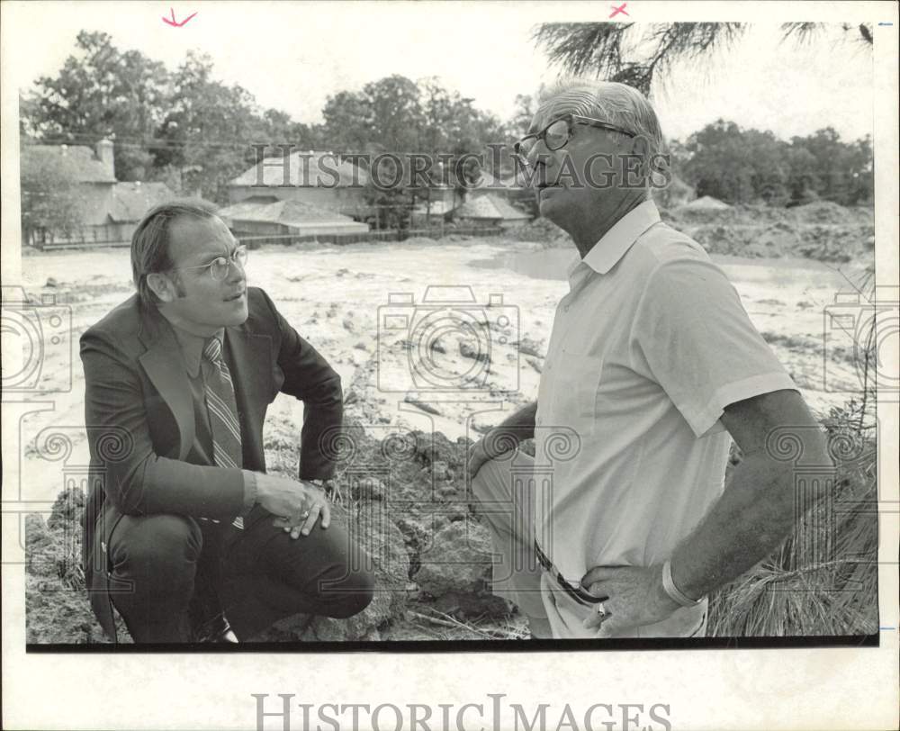1973 Press Photo Joe Ross and Seaman confer over park dirt removal. - hpa80369- Historic Images
