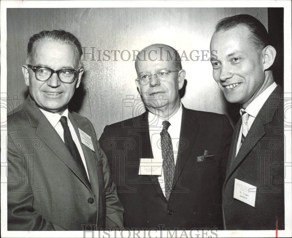 1959 Press Photo Dr. Winfred Milligan poses with Dr. Herzberg and Dr. Eigen.- Historic Images