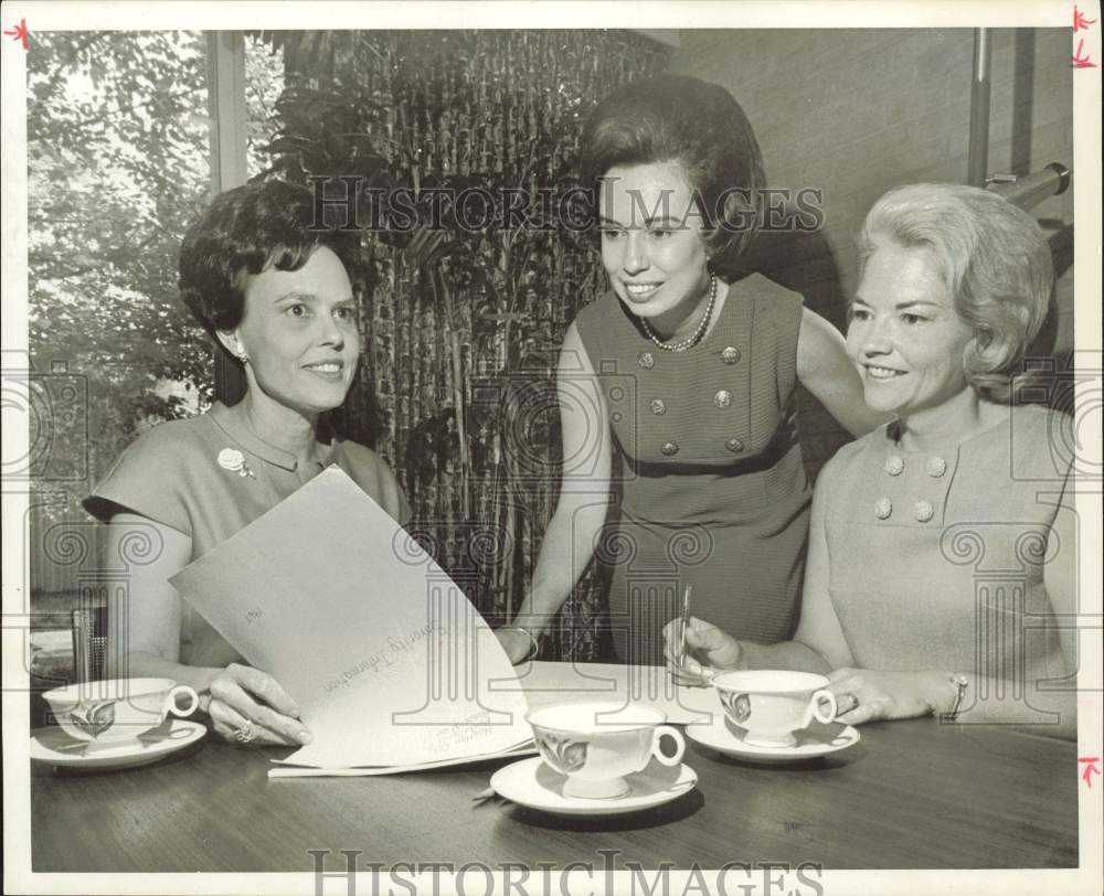 1967 Press Photo Mrs. Gordon Selig and other Houston Panhellenic members- Historic Images