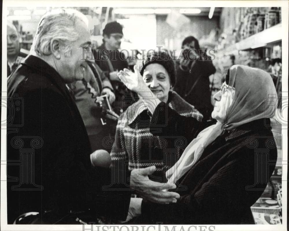 1974 Press Photo Representative Peter Rodino talks with woman in Newark grocery.- Historic Images