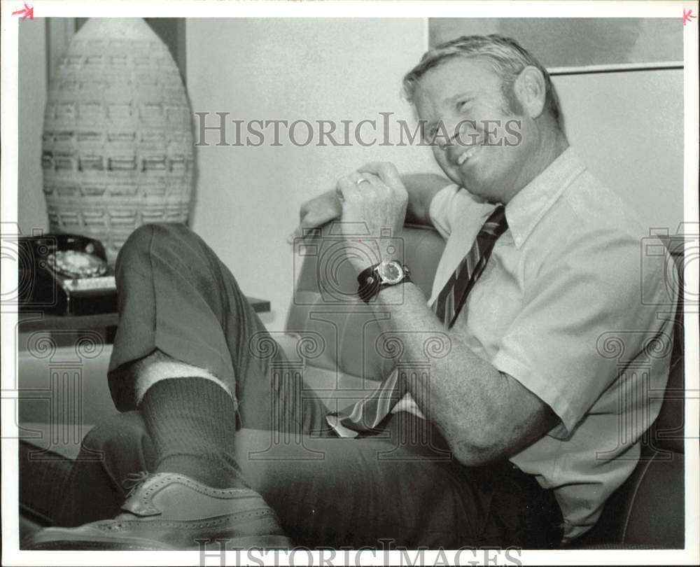 1970 Press Photo Roger Nudd, University of Houston Dean of Students gestures.- Historic Images