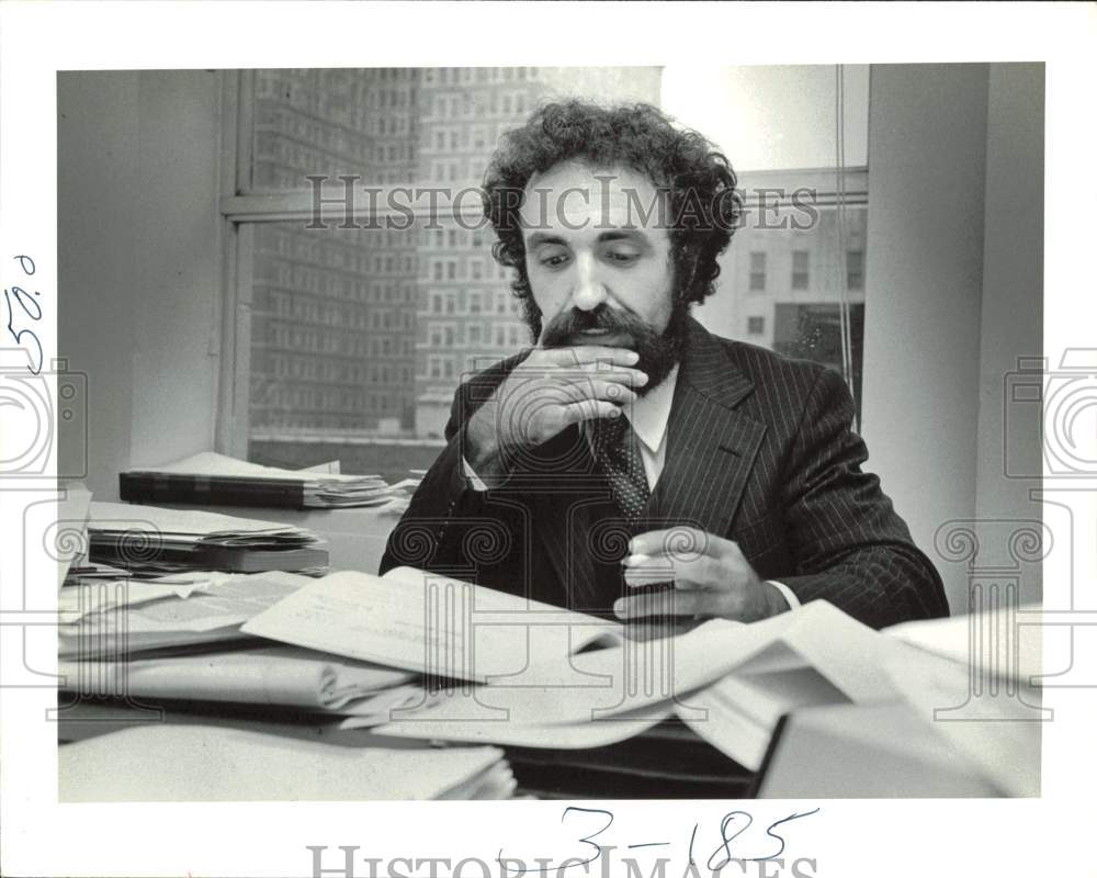 1979 Press Photo Joseph Saranello, attorney, works at his desk in Houston.- Historic Images