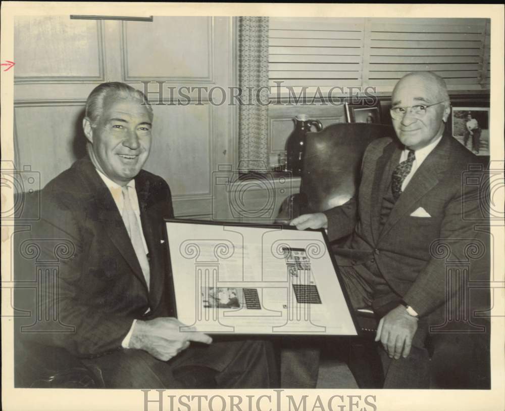 1959 Press Photo Board of Bond Stores chairman Barney Ruben accepts award- Historic Images