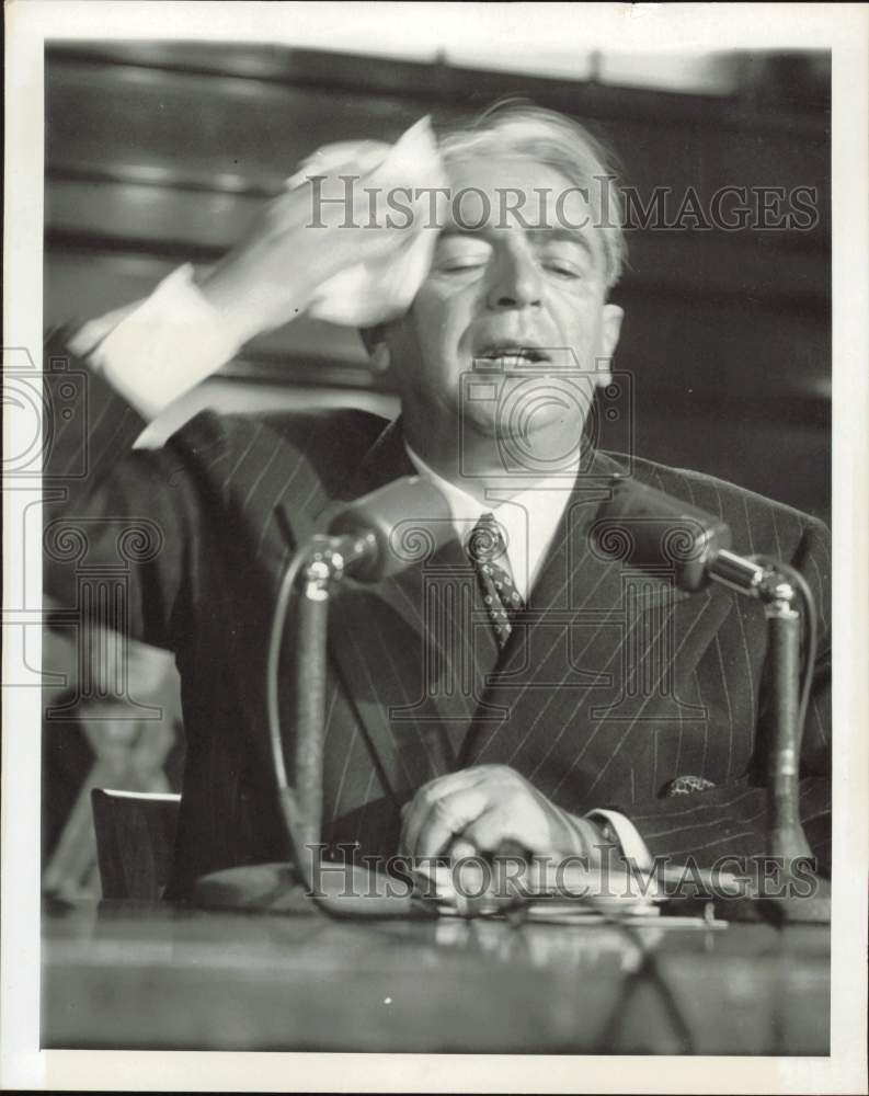 1951 Press Photo William O&#39;Dwyer mops forehead during Kefauver trial in New York- Historic Images