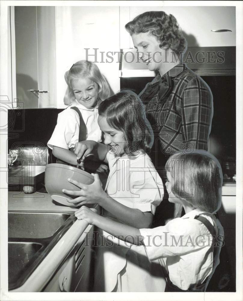 1960 Press Photo Mrs. William (Harriet) Peckham and children cooking in kitchen.- Historic Images