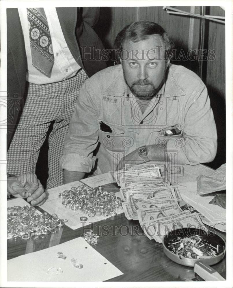 1975 Press Photo Sgt. Bill Norman of Harris County, displays seized items- Historic Images