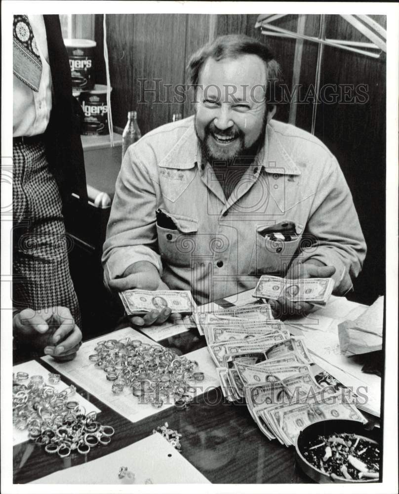 1975 Press Photo Bill Norman of Harris County Sheriff&#39;s office shows items.- Historic Images