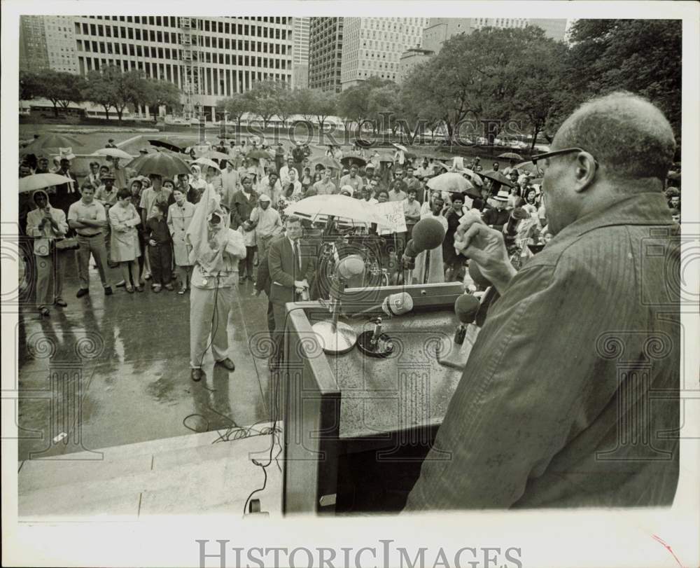 1969 Press Photo Reverend Anderson Davis and rain-chilled crowd at MLK memorial.- Historic Images