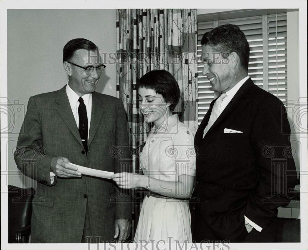 Press Photo Woman presented check - hpa80773- Historic Images