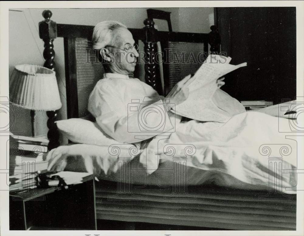 1965 Press Photo India&#39;s President Radhakrishnan works in his New Delhi bedroom.- Historic Images