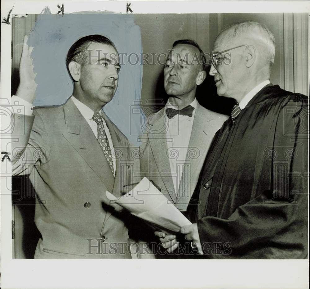 1954 Press Photo Lawrence Q. Mumford, Librarian of Congress, takes oath.- Historic Images